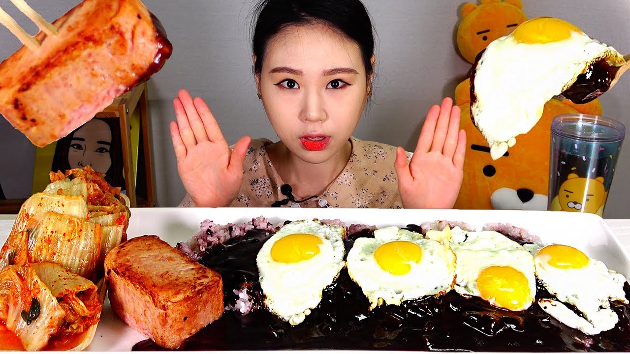 Jjajangbap, жареный спам на гриле, яичница Mukbang ест звук
