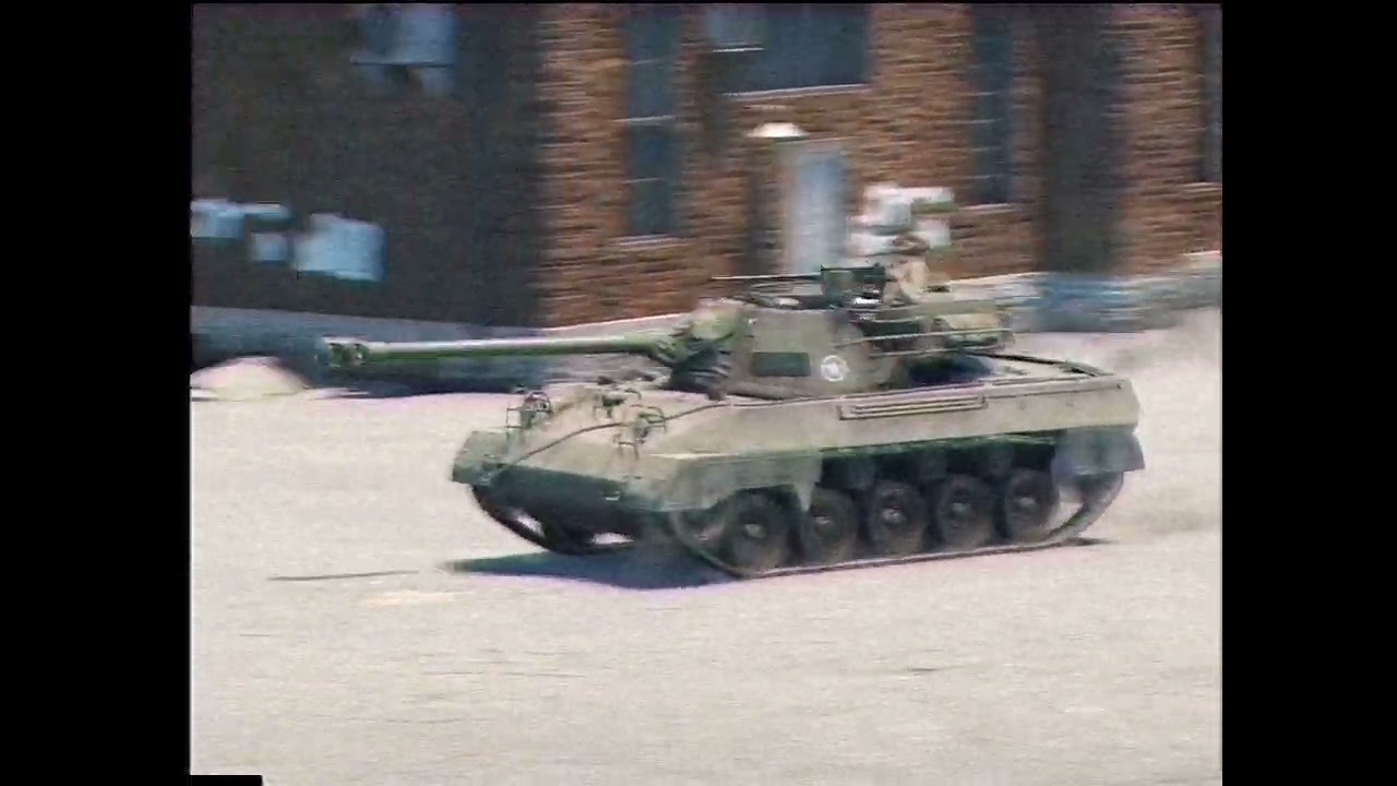 市街地を驅けるM18