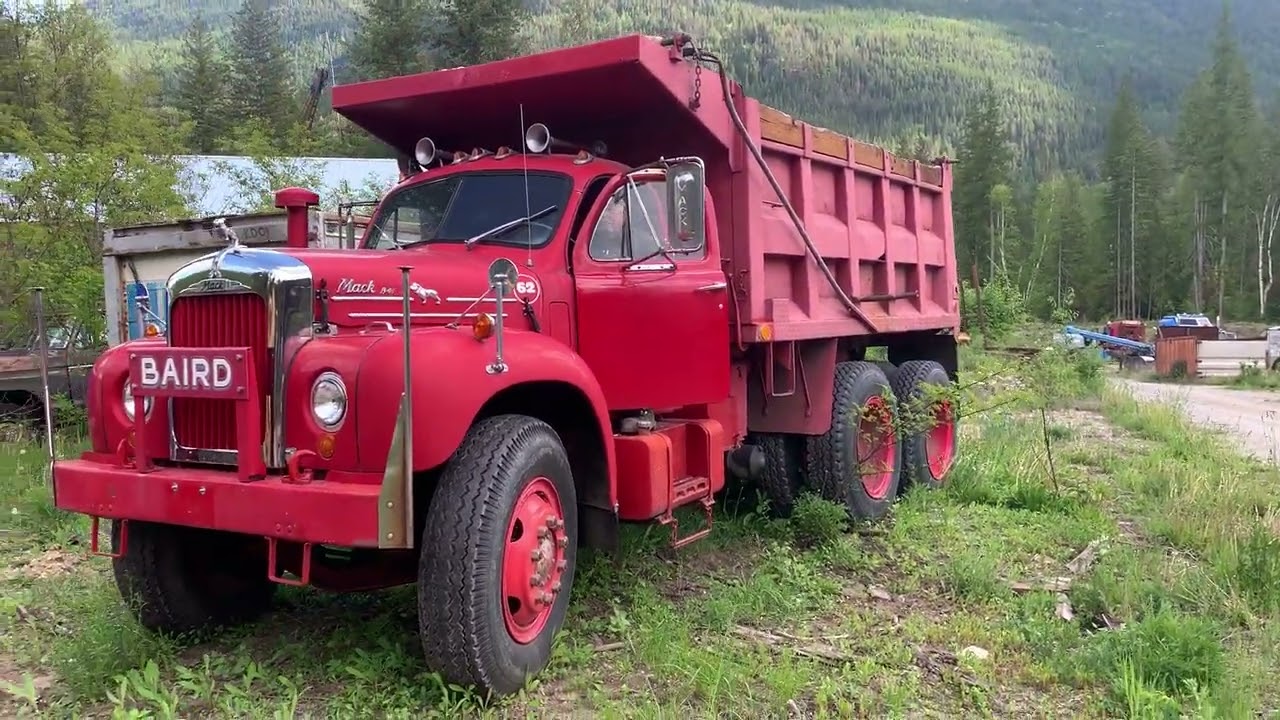 1962 Mack B61 dump Truck