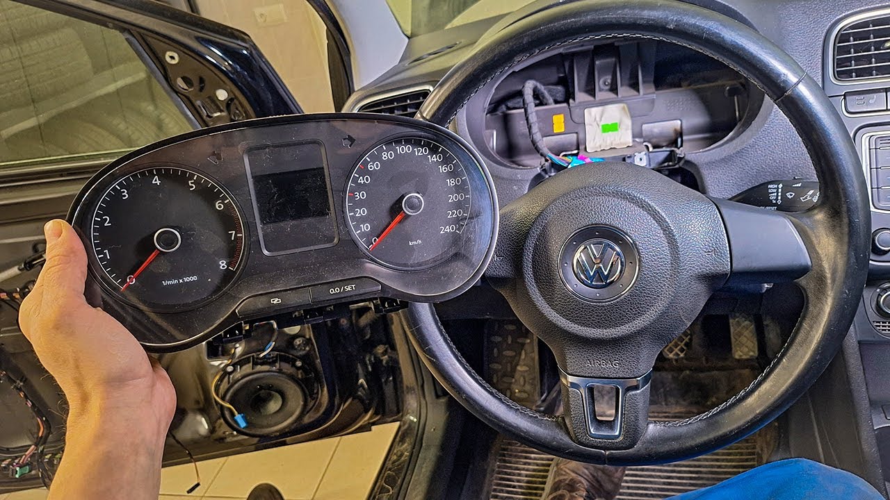 VW Polo 5 - Instrument Cluster Removal