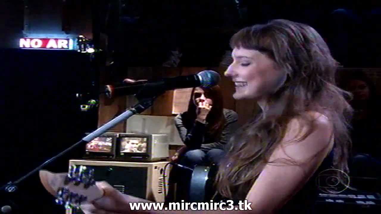 Mallu Magalhães - Velha e Louca (Ao vivo no Altas Horas, 05-05-2012) na pontinha dos pés