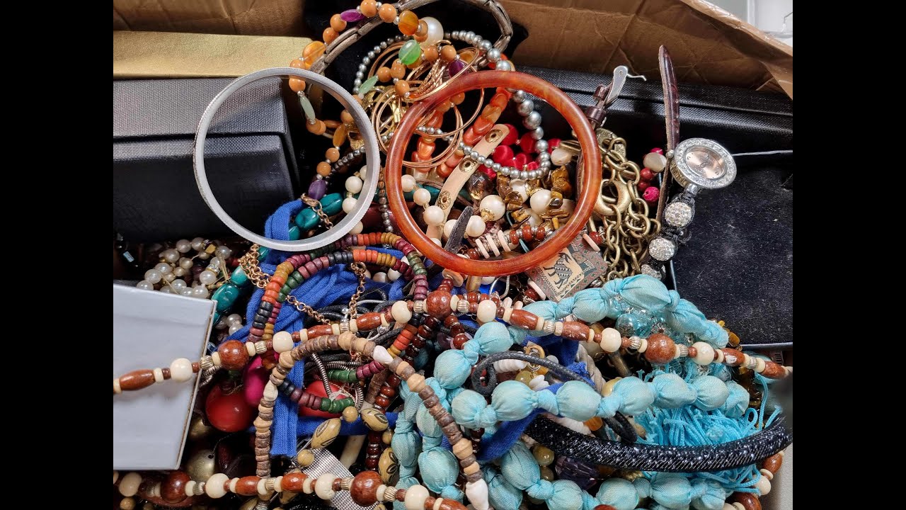 Part 2 - Unboxing and sorting a Jewellery Haul from Auction, how many cockerels!!