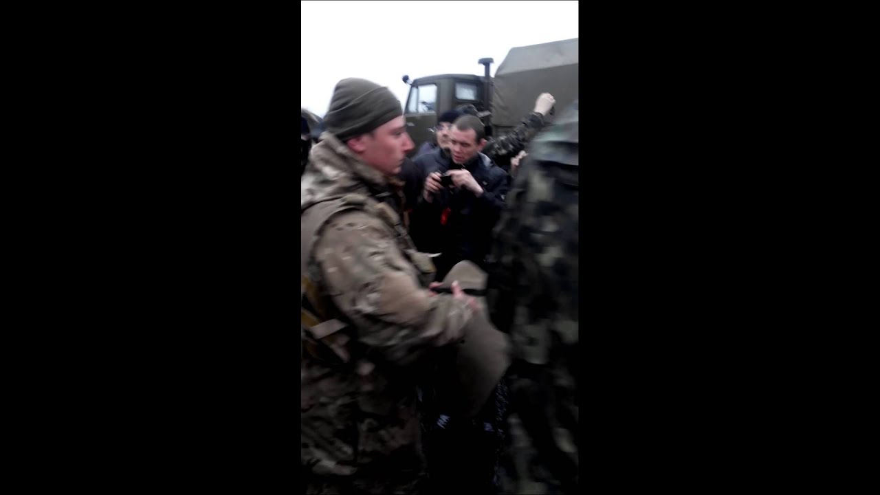 13/04/2014 25-я бригада ВДВ Украины добровольно сдает оружие Луганской народной армии