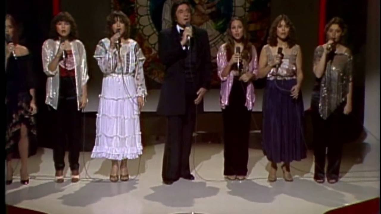 Johnny Cash with daughters Carlene, Tara, Rosanne, Cindy, Kathy and Rosie  - Silent Night