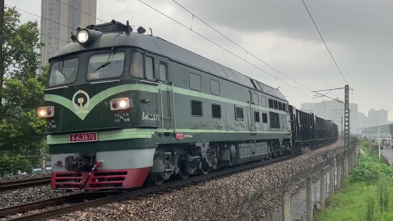 China railway 京广线DF4B型3870号内燃机车牵引矿石车途卸道碴通过