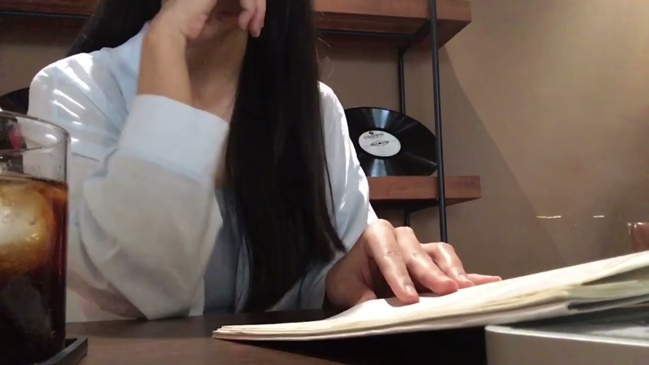 read with me at a cafe | đọc sách cùng mình nhé | soft music | sweet piano