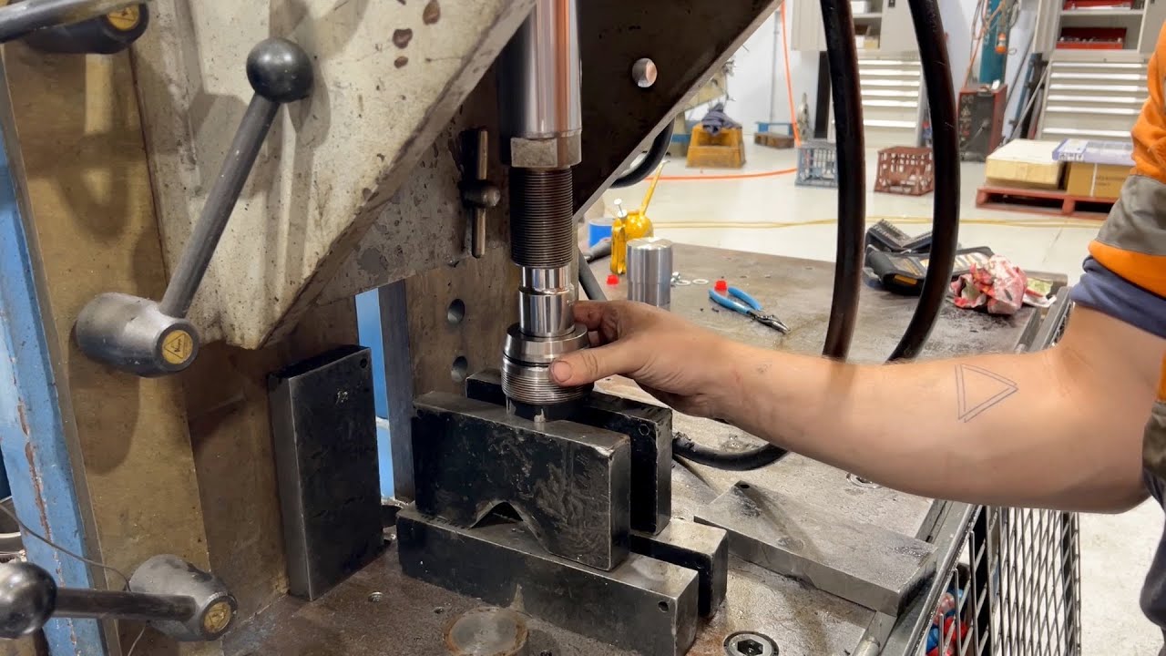JCB48 - Dipper Cylinder Repair