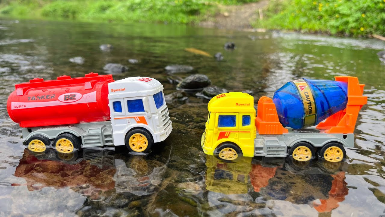 Menemukan mainan truk molen, truk tangki, truk pasir, truk pemadam, truk sampah, bus
