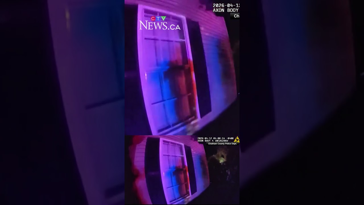 На видеозаписи с нательных камер полицейских штата Джорджия видно, как они застают детей, прыгающ...
