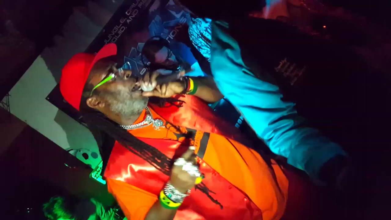 Cheshire Cat Earthstrong @ Club Pst
