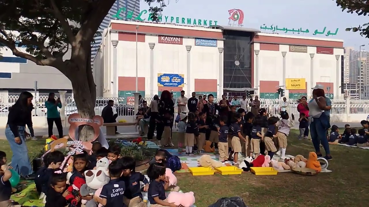 School children enjoy in the Dubai park 🏞️