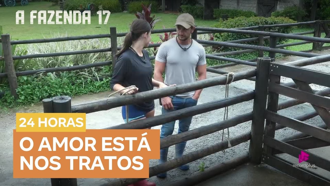 Duda e Mesquita trocam beijos durante o trato da vaca Tunica | A Fazenda 17