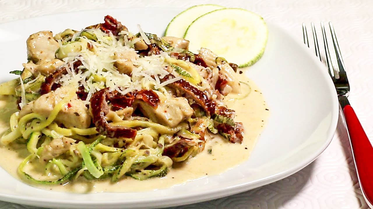 ZOODLE-HÄHNCHEN-PFANNE in Käsecreme-Sauce | Low-Carb-Pasta