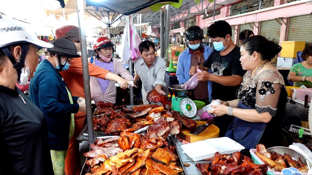 Quá thèm chị Mai chặt cho vị khách miếng heo quay da giòn rụm ăn ngập mồm tại quán