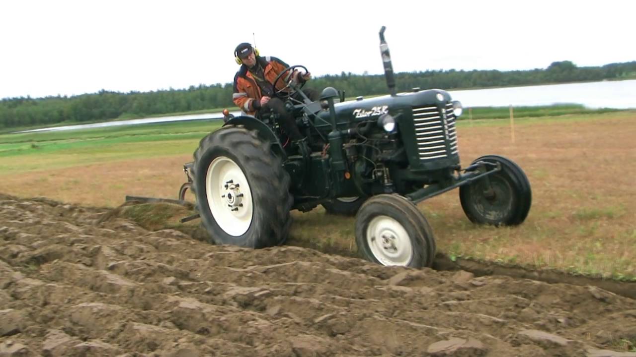 Plöjning, tröskning, tändkulemotorer i Holmträsk 2016