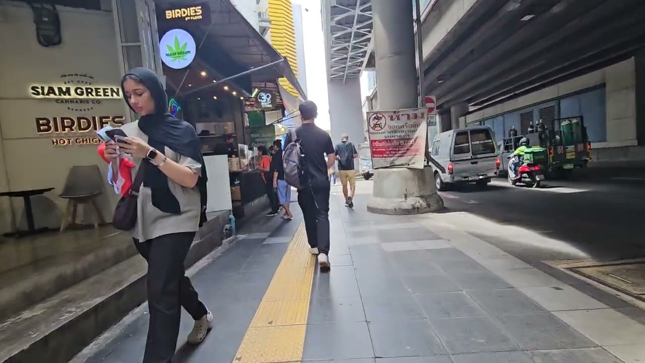 Bangkok - Phrom Phong (E5) - Exit 3 #mrt #green #bangkok #greenline #phromphong