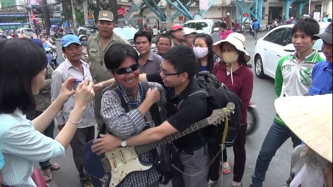 Đã gặp được anh Hải   người mù hát rong và tặng kính dẫn đường cho anh