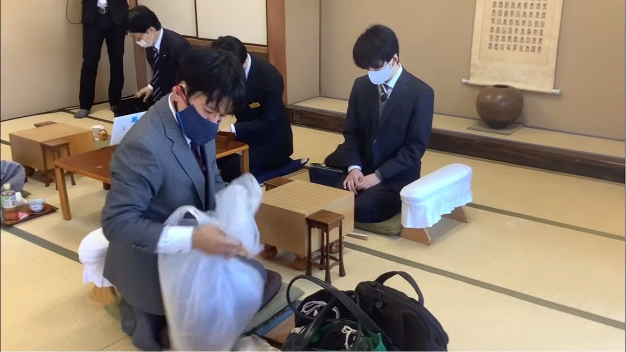 窪田義行七段が定刻まで入念に準備、じっと待つ藤井聡太二冠～駒の並べ方にも個性～【第79期将棋名人戦・B級2組順位戦】＝村上耕司撮影