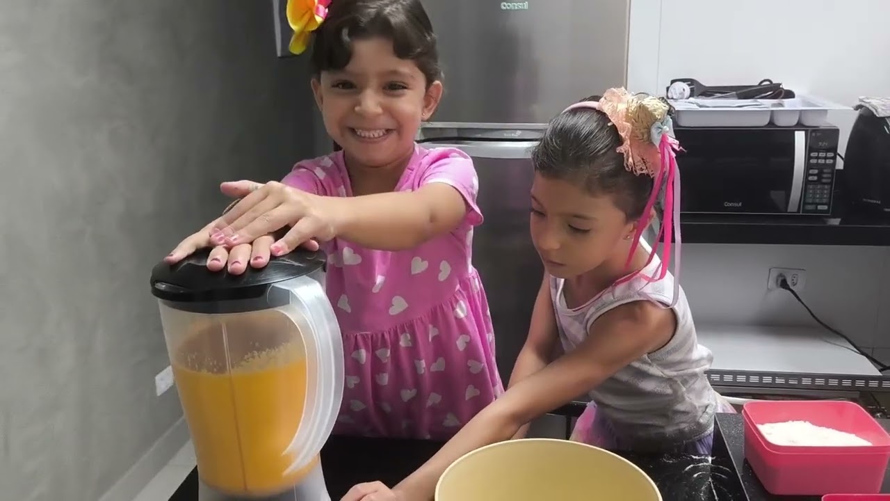 FAZENDO BOLO DE CENOURA