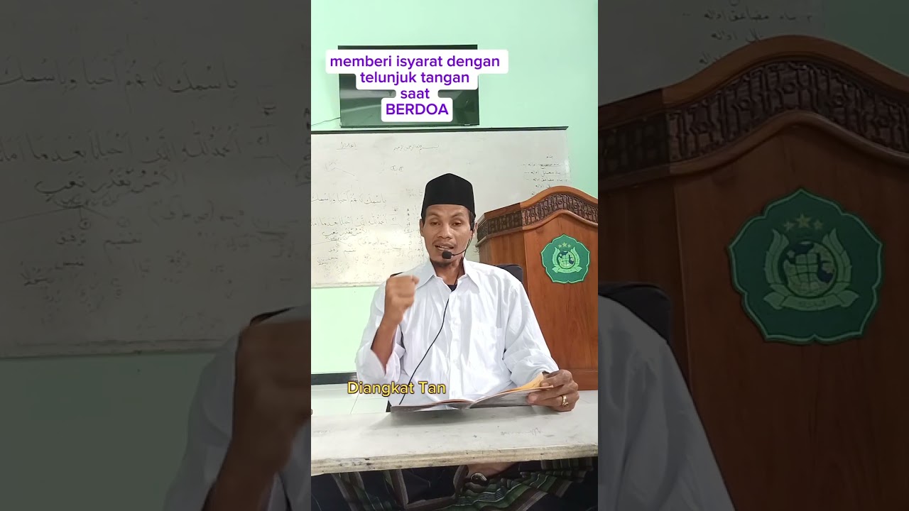 berdoa dengan isyarat telunjuk jari