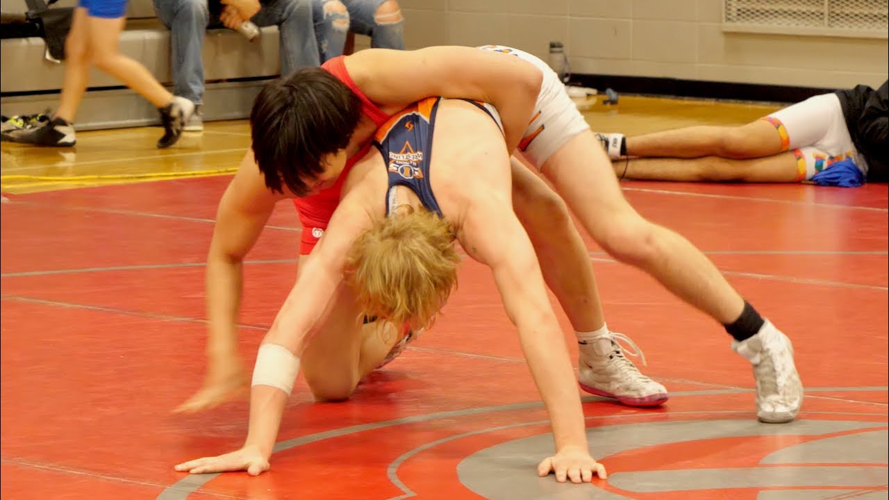 Nicholas Leight Jr. of Johnsburg HS [G] v. Dulguun Nyamdavaa of Maine East HS [R] (151)