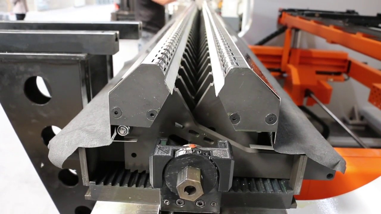 Presse plieuse SPEEDBEND 3100x400 tonnes avec matrice &agrave; ouverture variable.