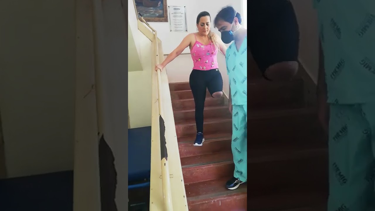 Aprendendo Subir escadas sem dobrar o joelho, e com uma perna só.... foco, fé e muita Determinação!