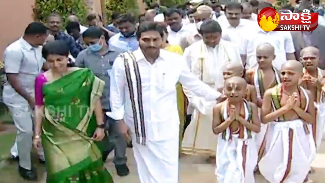 CM YS Jagan Couple Grand Entry at Ugadi Celebrations | Goshala | Tadepalli | Sakshi TV