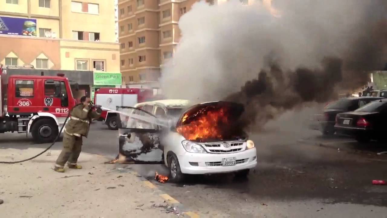 سيارة تحترق في شارع عمان السالمية الكويت