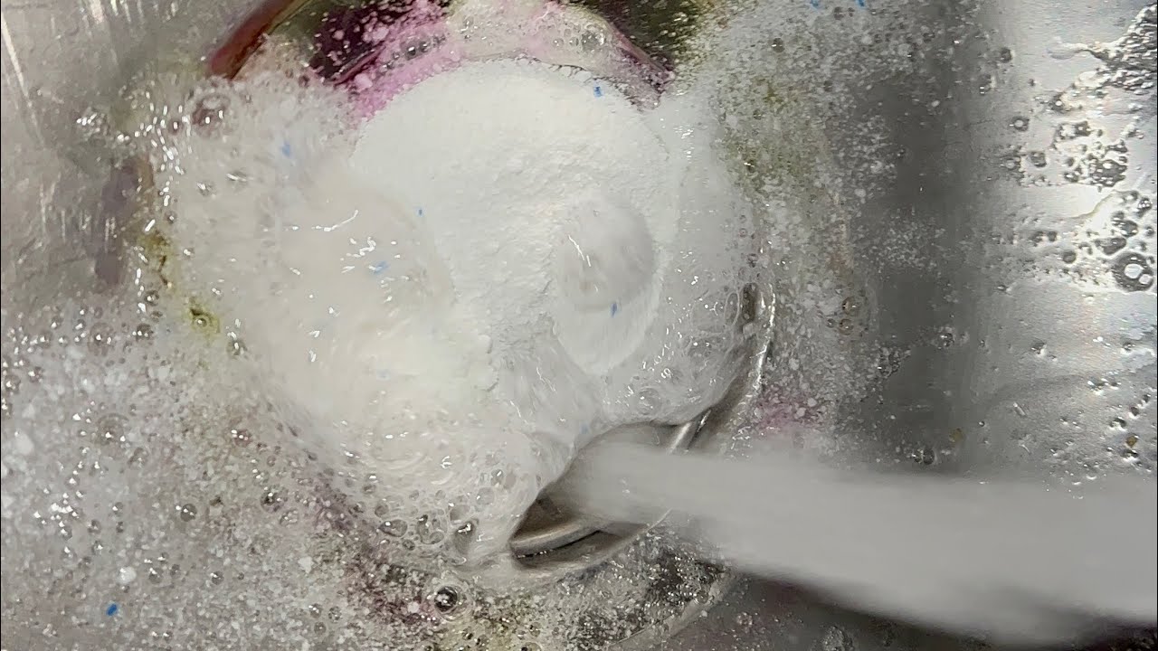 Sipala sam pra&scaron;ak za ve&scaron; i jo&scaron; 1 sastojak u sudoperu i pogledajte &scaron;ta se desilo!