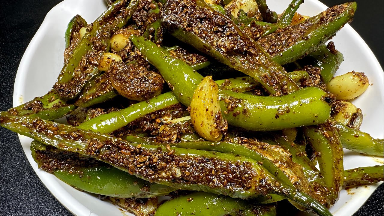 10 मिनट में हरी मिर्च और लहसुन का अचार बनाये और हफ्तों  खाये | Instant Garlic & Green chilly pickle