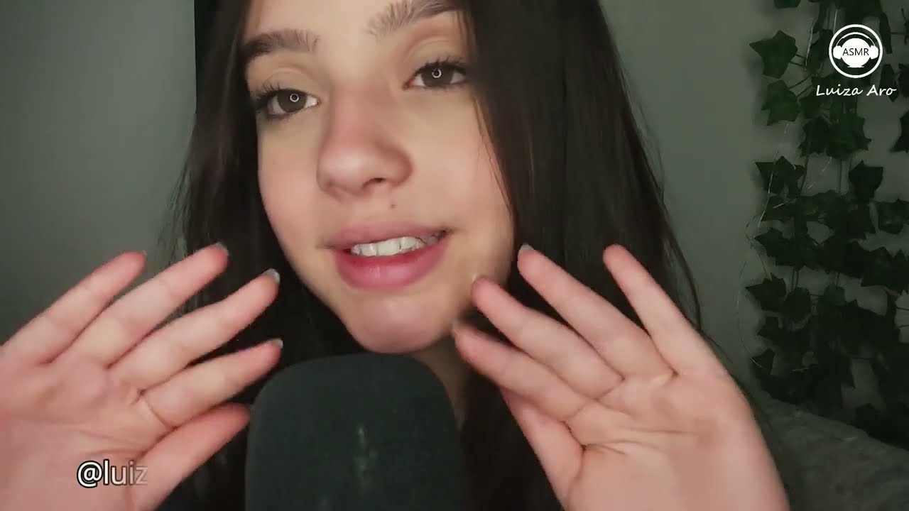 ASMR  LENDO PARA VOCÊ DORMIR EM UMA NOITE FRIA ( Voz suave / Tappnig / Câmera touching ) Luiza Aro