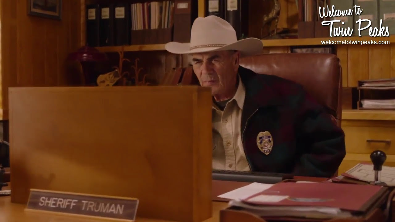 [Twin Peaks] Sheriff Frank Truman (Robert Forster) has a really great gizmo... just like Jay Leno