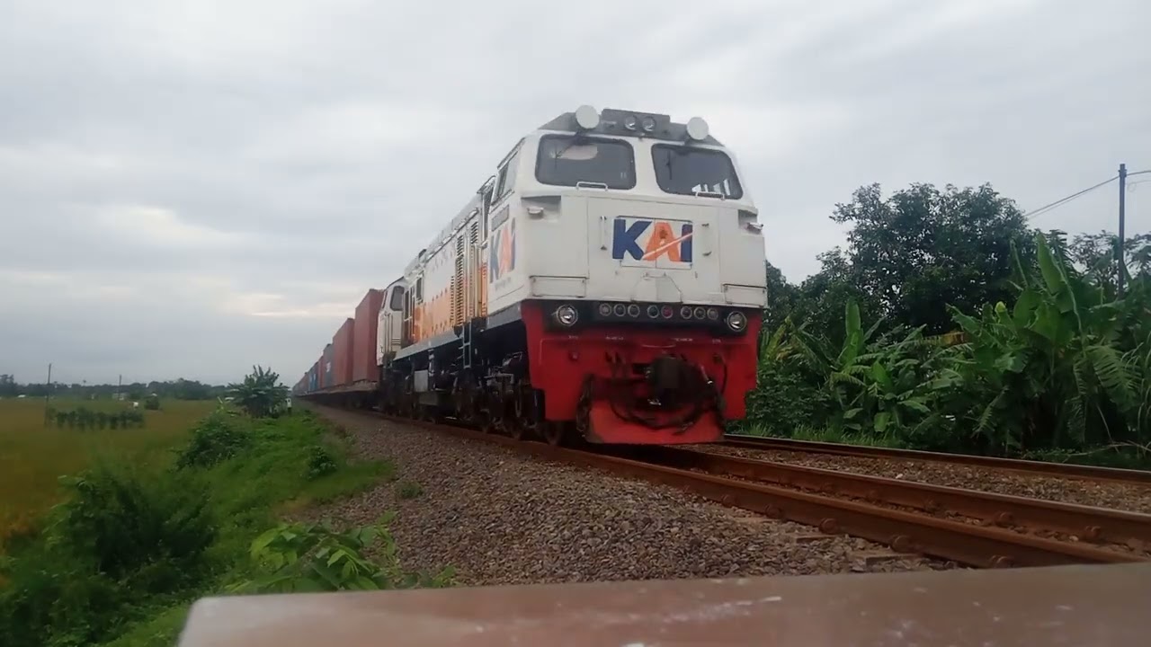 CC 206 13 87 CPN Menghela KA Kontainer & Suara Hentakan Roda Kereta Api 