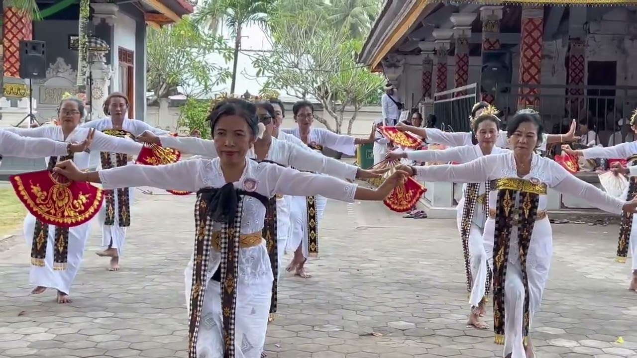 Tari legong ratu niang sakti  bersma sanggar tari srikandi di pura dalem ped nusa penide 