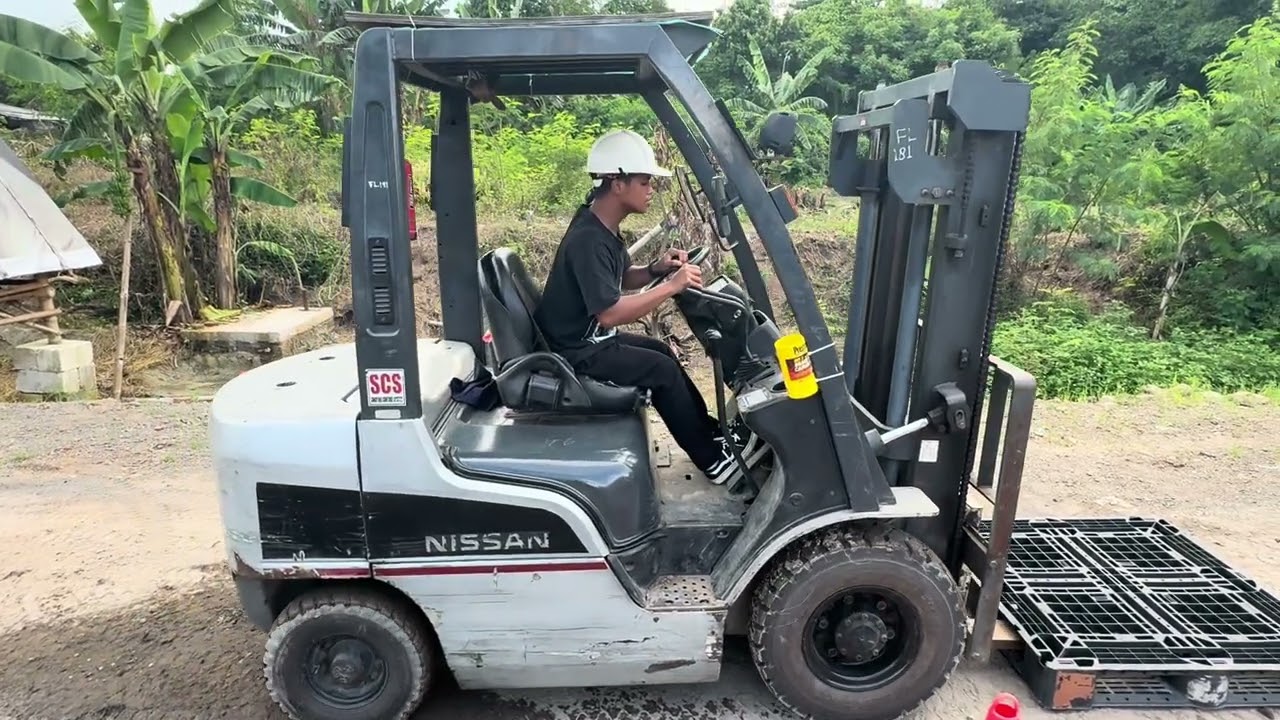 Mengemudi mobil tidak sama seperti forklift INGAT