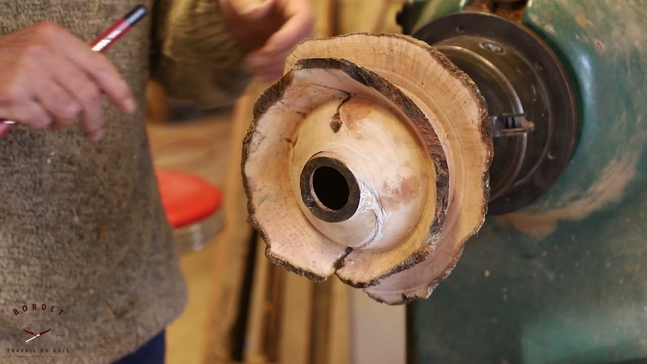 Christophe Nancey tourneur sur bois transforme une racine de bruyère en pièce d’art