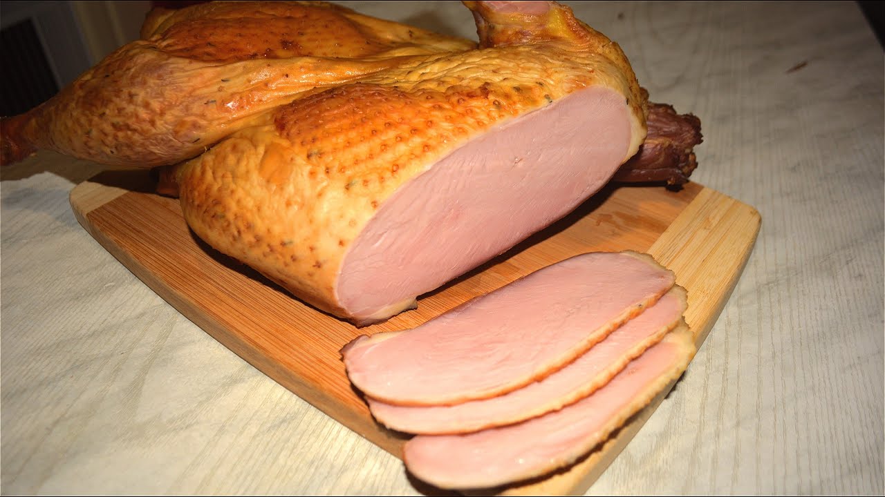 Закоптил полтушки индейки, получилась бомбическая сочная ароматная копчёная ветчина.