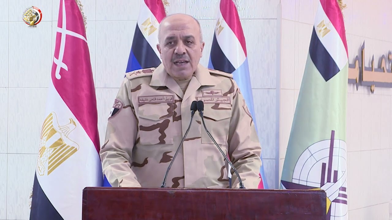 الفريق أحمد خليفة  يشارك عددًا من مقاتلى قوات حرس الحدود والمدرعات تناول وجبة الإفطار
