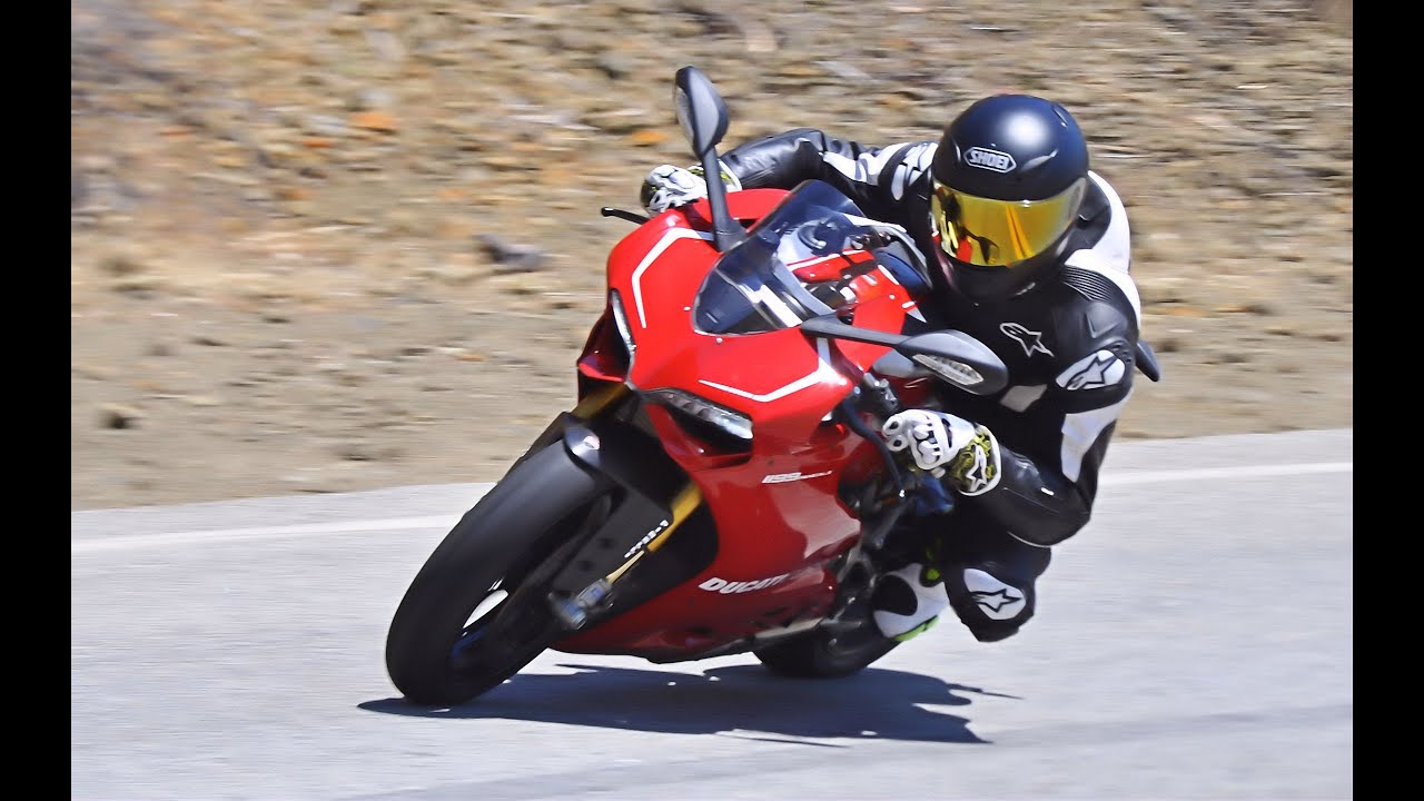 Ducati 1199 Panigale R going haRd on Mulholland