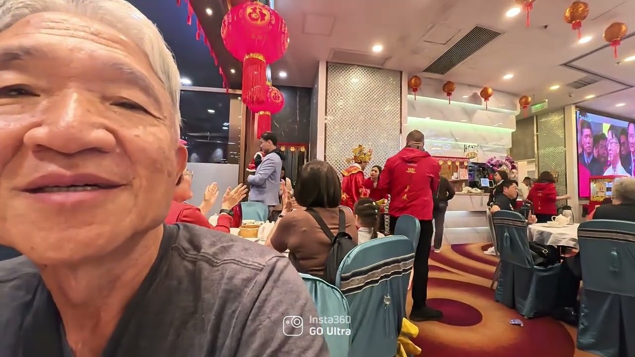 香港行Lunar New Year Day 2 年初二親戚團拜😅⋯⋯茶樓正常加10% ￼財神爺拜年 ￼ 28日2026