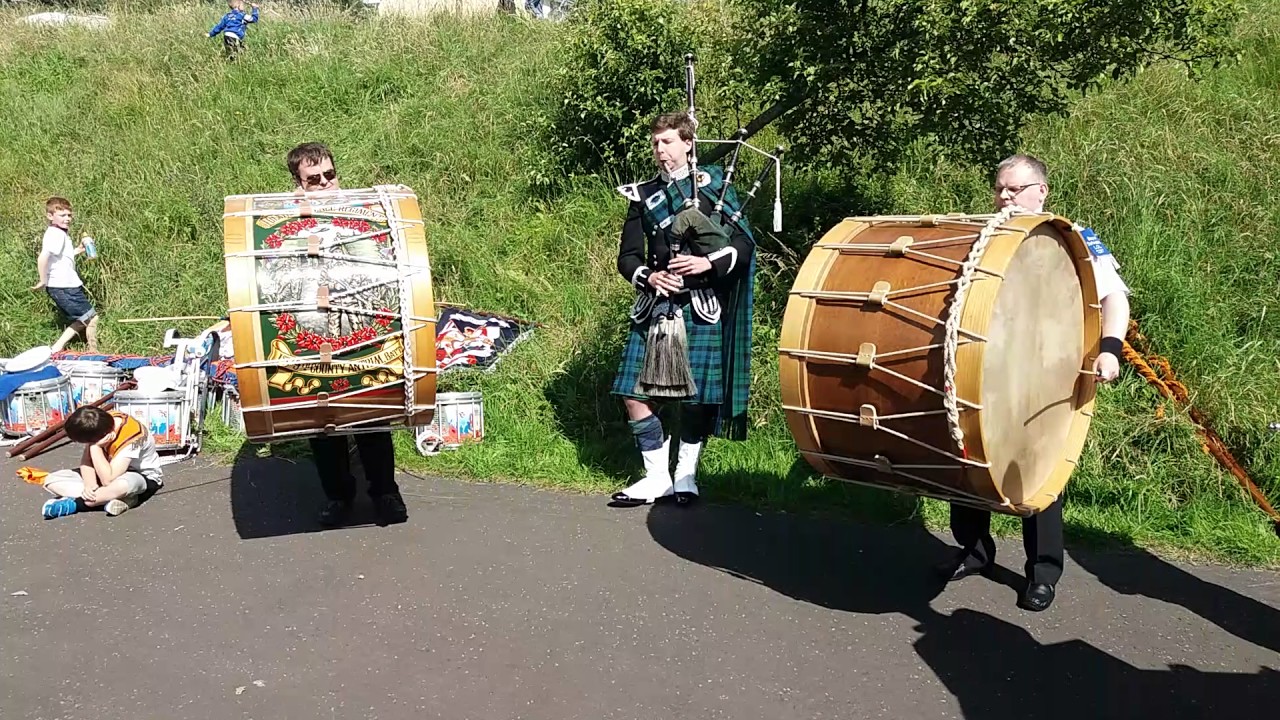 Piper and Lambeg drums (100 pipers to single time)