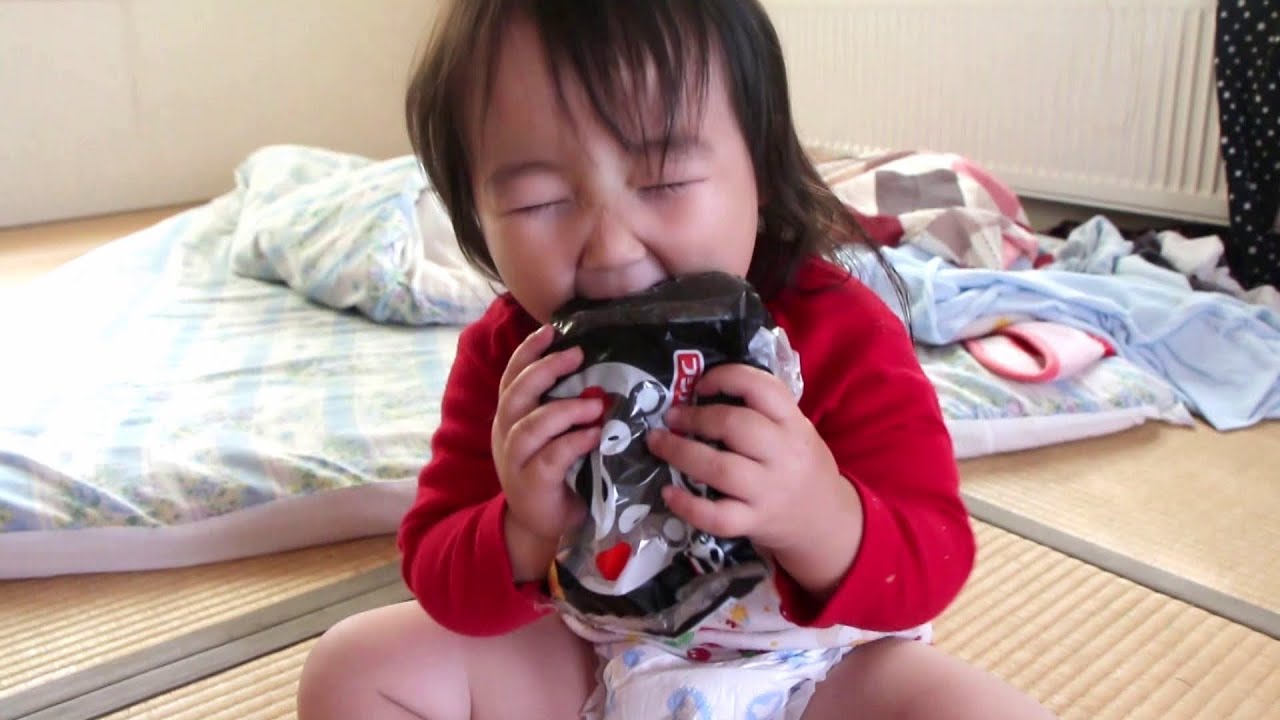 くまモンのパンを仲良く分け合って食べる三姉妹