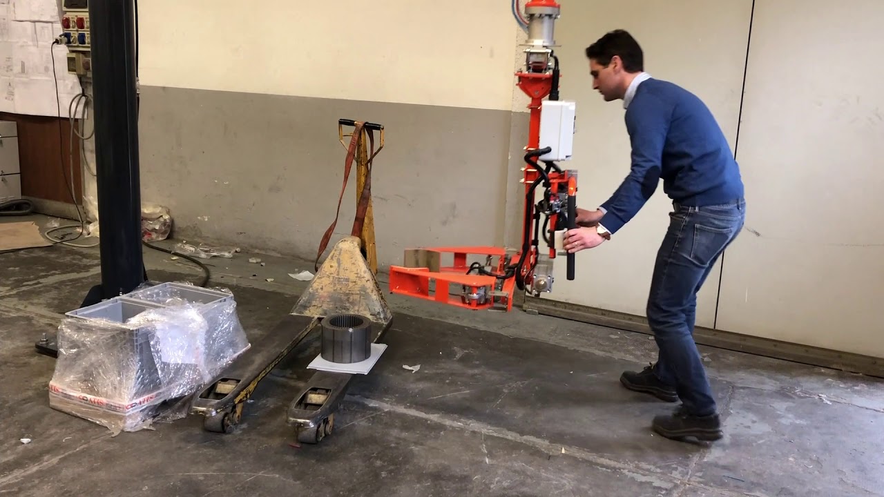 Rotori. Movimentazione con Manipolatore pneumatico Atis con pinza