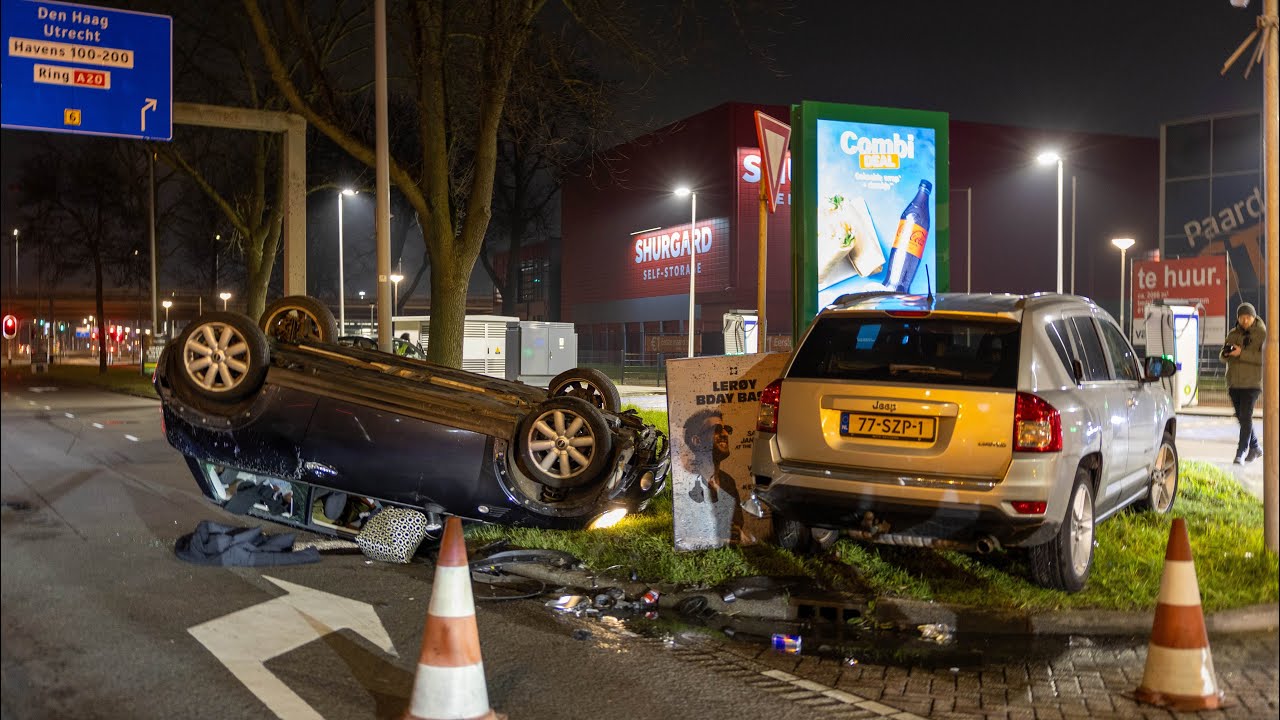 Auto over de kop na aanrijding Tjalklaan Rotterdam