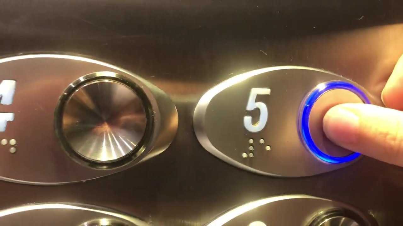 Ascensores OTIS GeN2 en El Corte Inglés de Nervión, Sevilla, España