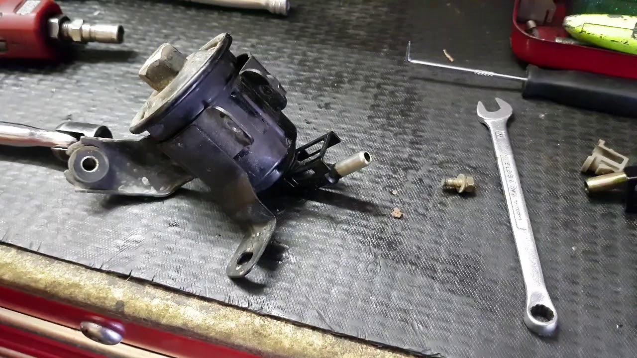 Camry MCV20R 3.0L V6 Fuel filter change/location - Part 1