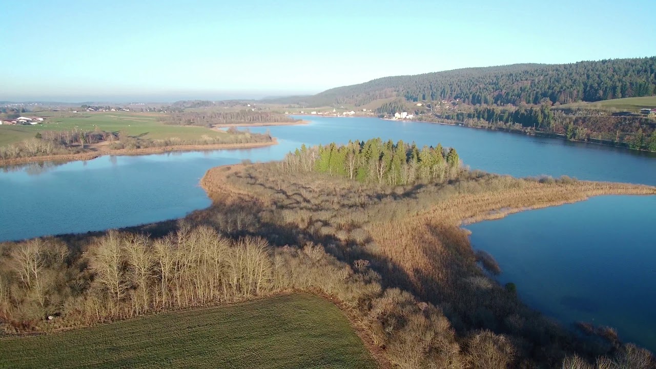 Lac du Jura.  Le lac de l abbaye. Jura . Franche comté