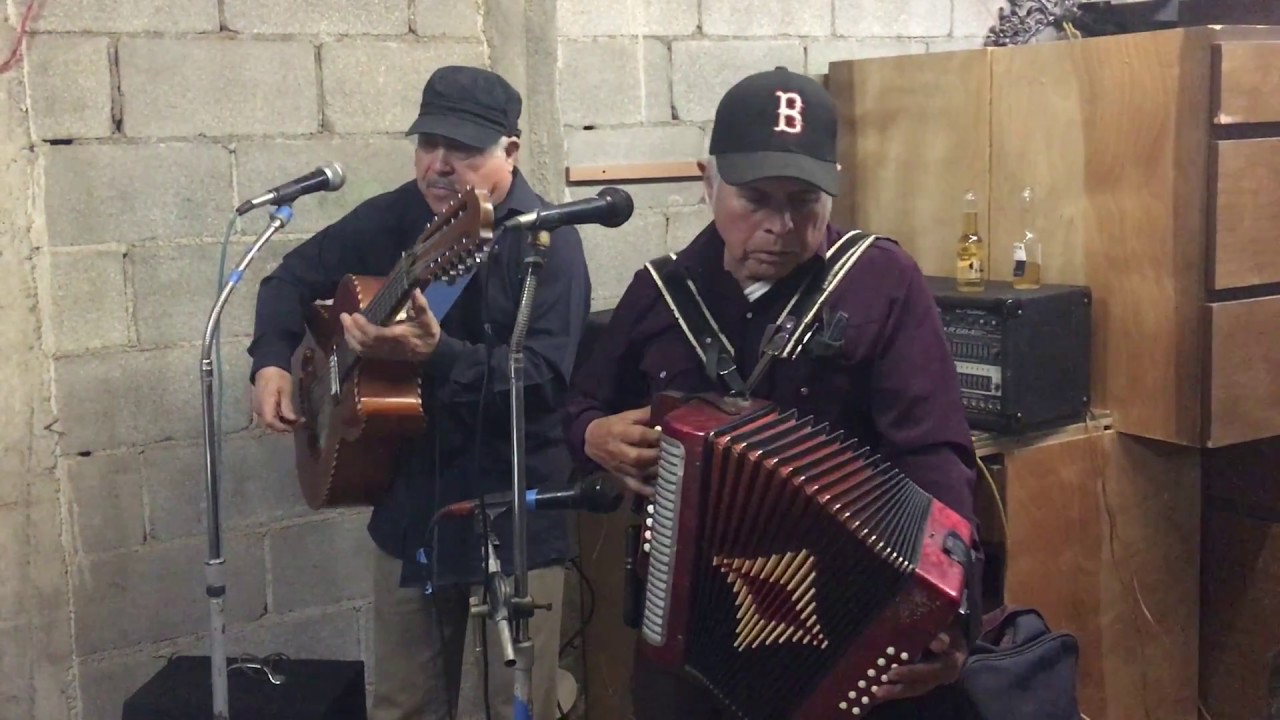 Los Hermanos Sanchez, Vestido Blanco