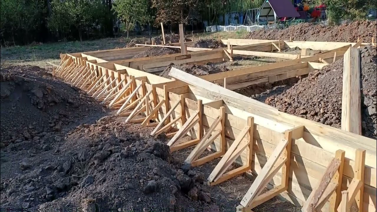 Строили фундамент вместе с заказчиком